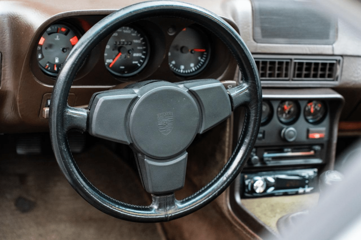 PORSCHE 924 - 1982 vue du volant