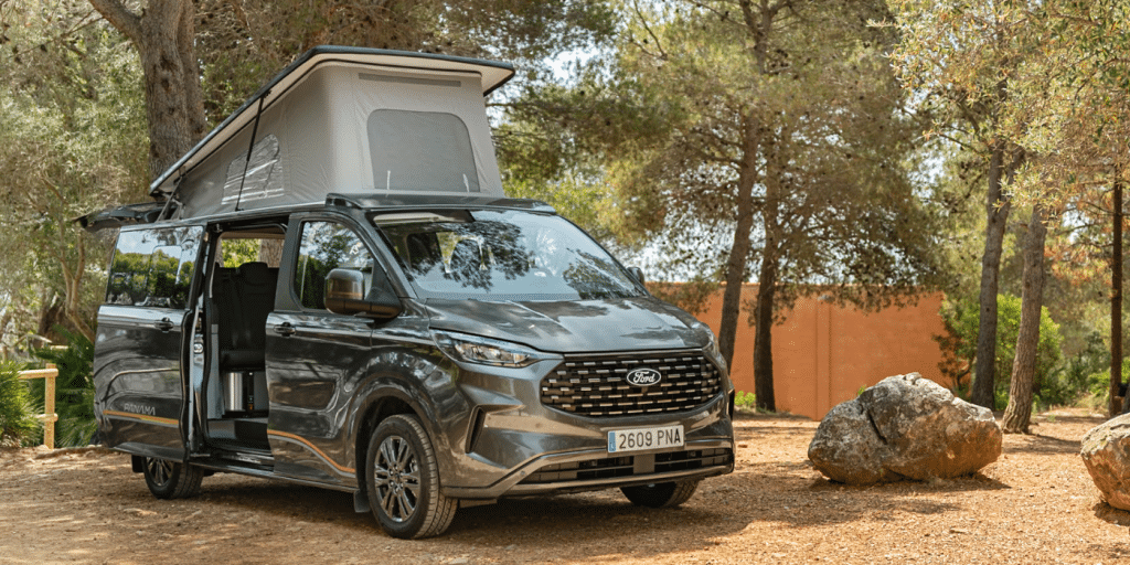 Toit relevable, grand lit, banquette coulissante : le van compact qui fait tout comme un grand