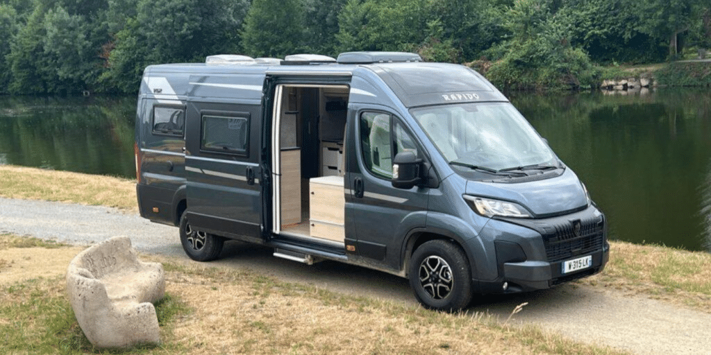 Voici le nouveau van français qui propose une vraie salle de bains, un lit de 198 cm et cuisine familiale