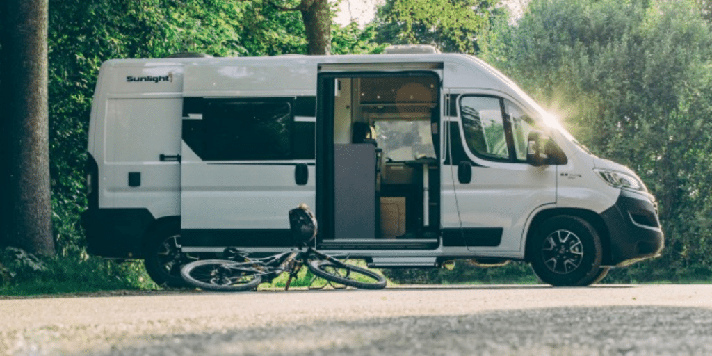 Ce van allemand ultra compact cache 3 couchages et une salle d’eau pour moins de 51 000 €