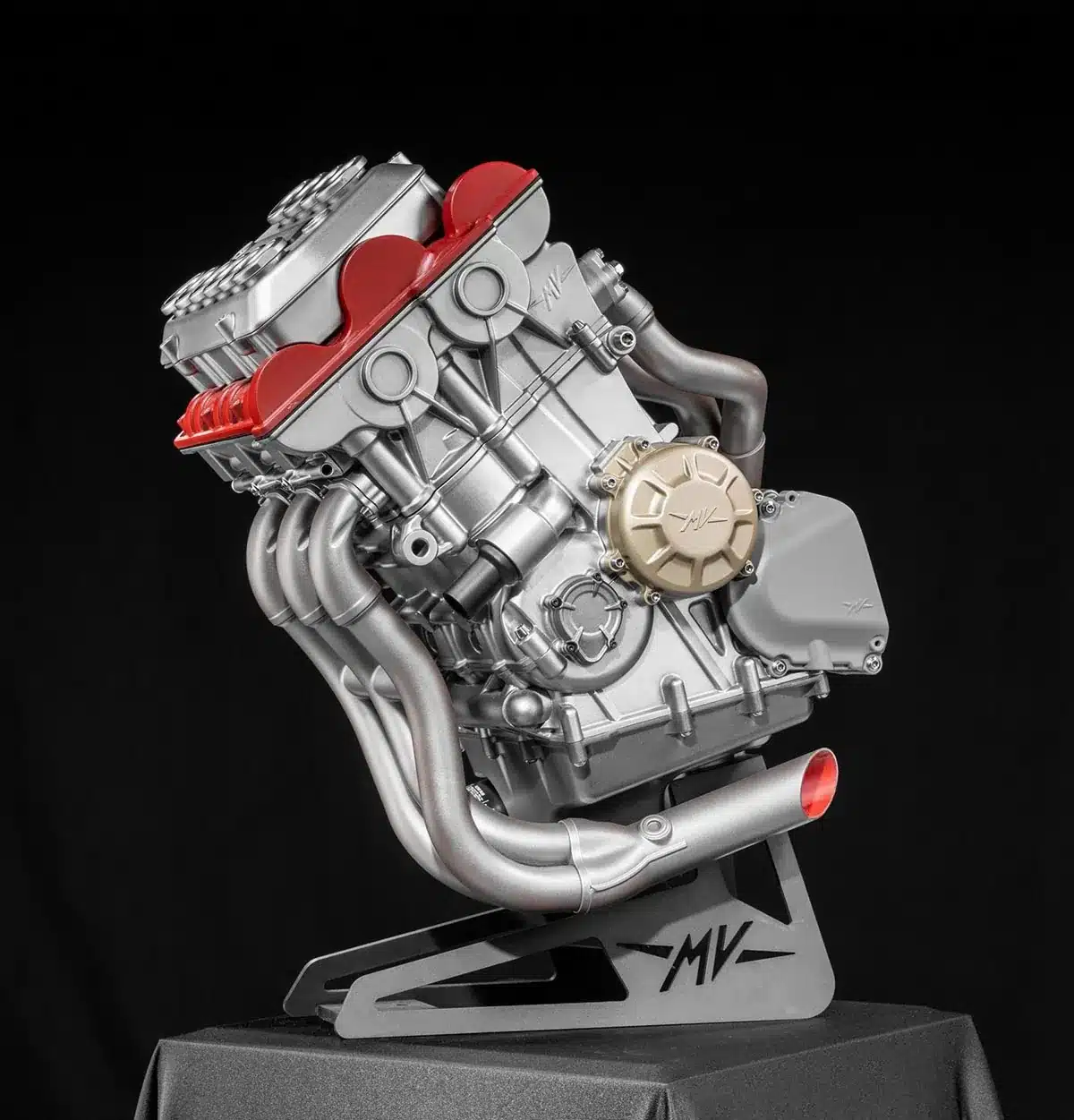 La compacité du bloc 5 cylindres MV Agusta