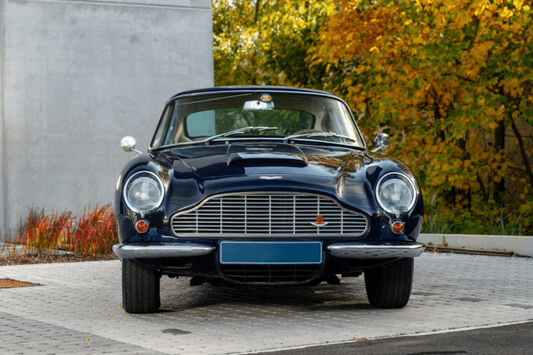 Élégance britannique, moteur six cylindres de 282 ch et restauration complète : cette Aston Martin DB6 Coupé de 1967 est à vendre
