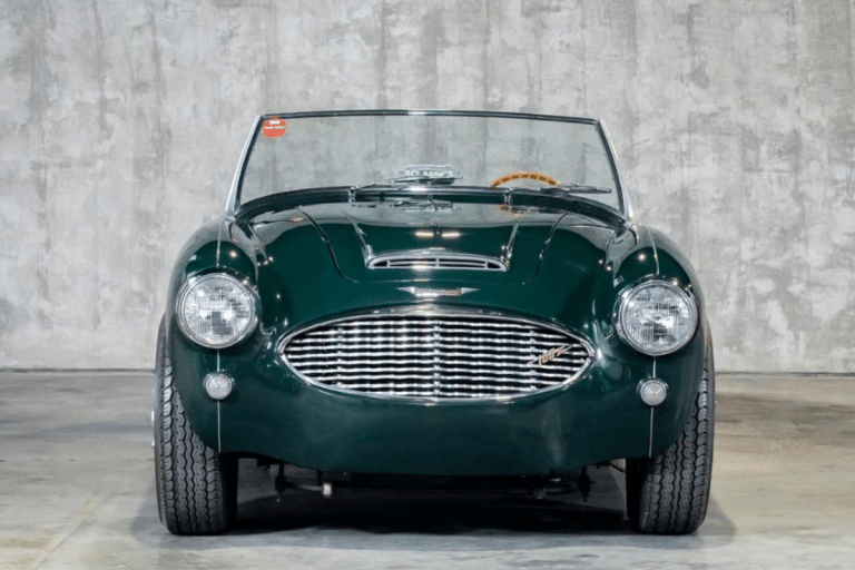 Un roadster emblématique, performance appréciée et allure irrésistible :  cette Austin Healey 100/6 de 1958 est à vendre