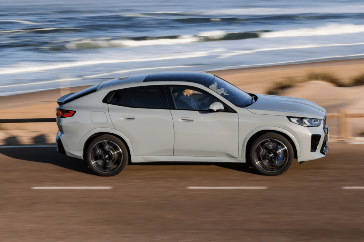 BMW iX2 vu de profil