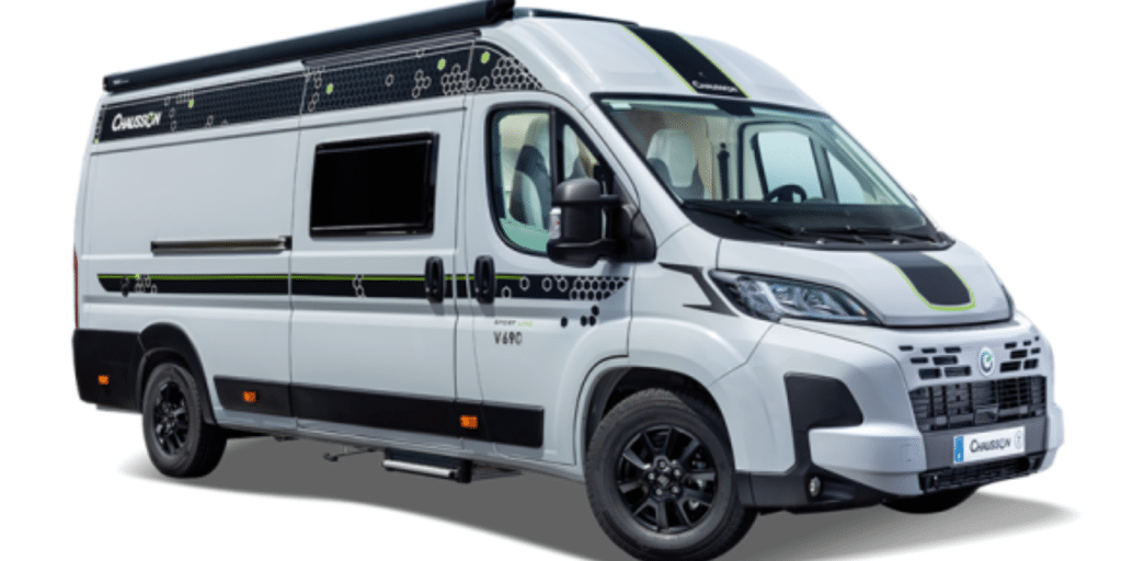 Ce van made in France étonne par son aménagement ultra astucieux qui cache un maxi garage sous un lit de pavillon XXL