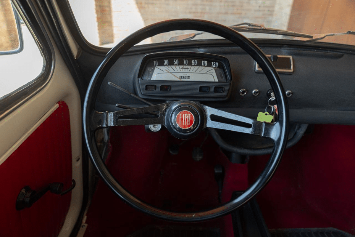 FIAT 500 L REPLICA ABARTH 5 - 1969 vue du volant