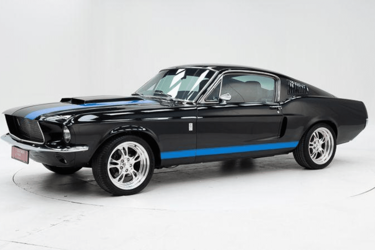 FORD Mustang Fastback V8 - 1968 vue de profil