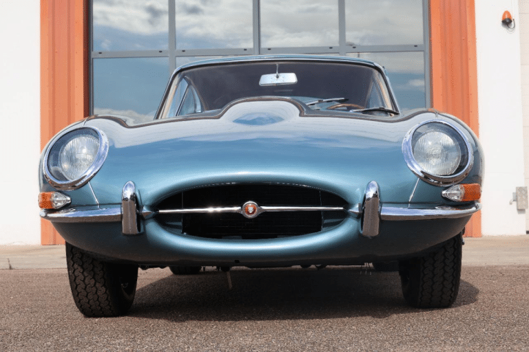 Cuir beige, moteur 6 cylindres de 4.2l et peinture Opalescent Silver Blue : cette Jaguar Type E Série 1 de 1965 est à vendre