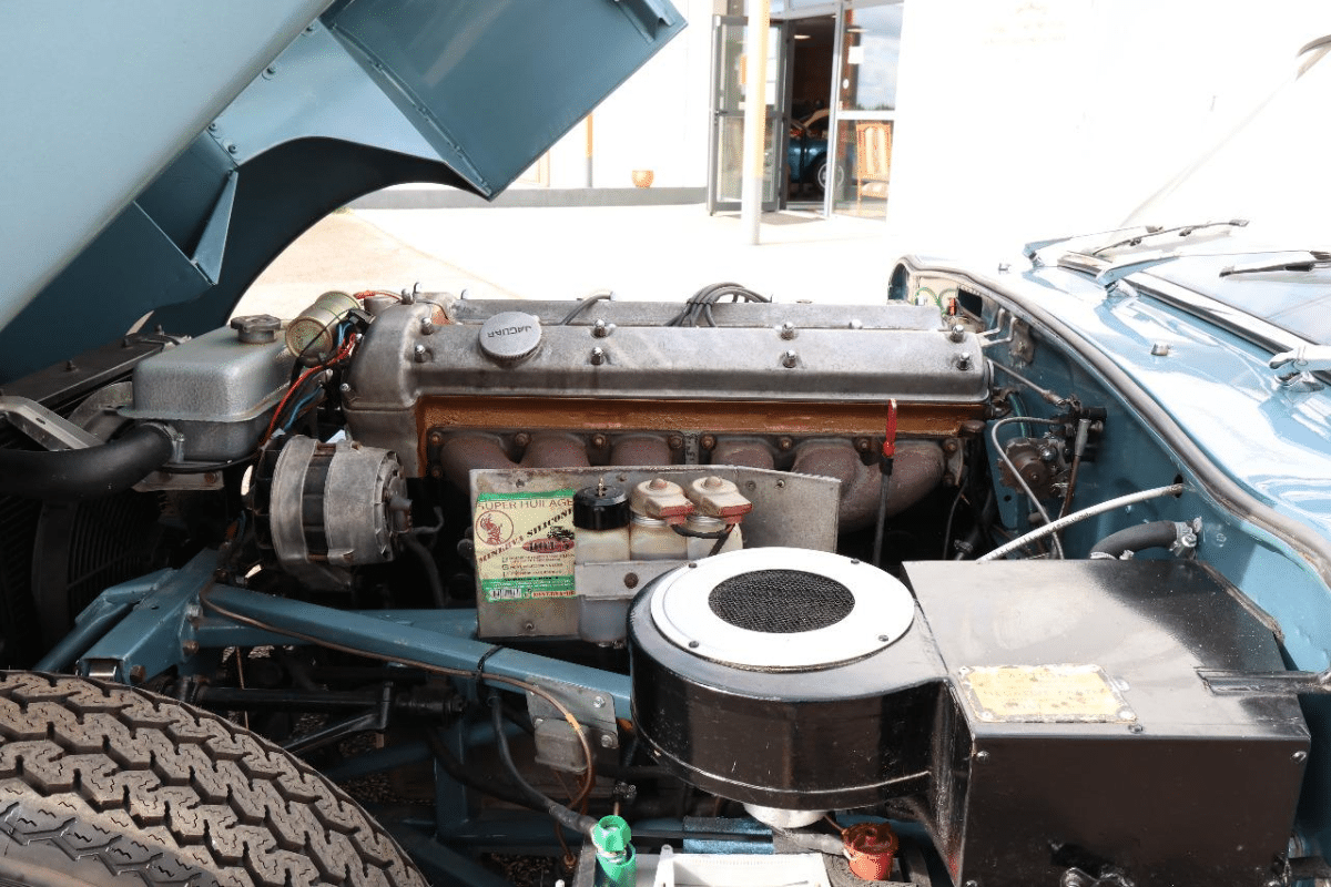 JAGUAR Type E Série 1 4.2 - 1965 vue du moteur