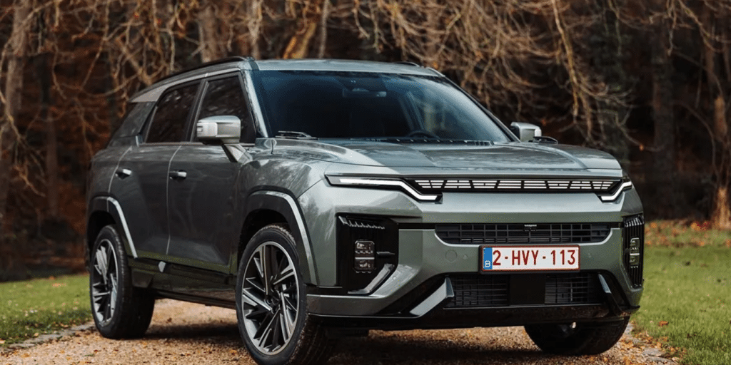 Un hybride qui promet 204 ch, un coffre géant et l'étiquette ECO pour 6 000 € de moins que le RAV4