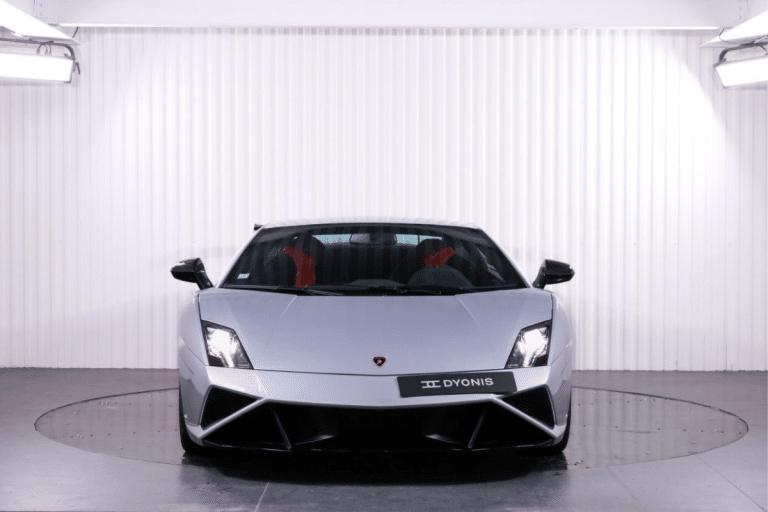 Freins en carbone/céramique, poids léger de 1 340 kg et design inspiré de la course : cette Lamborghini à vendre