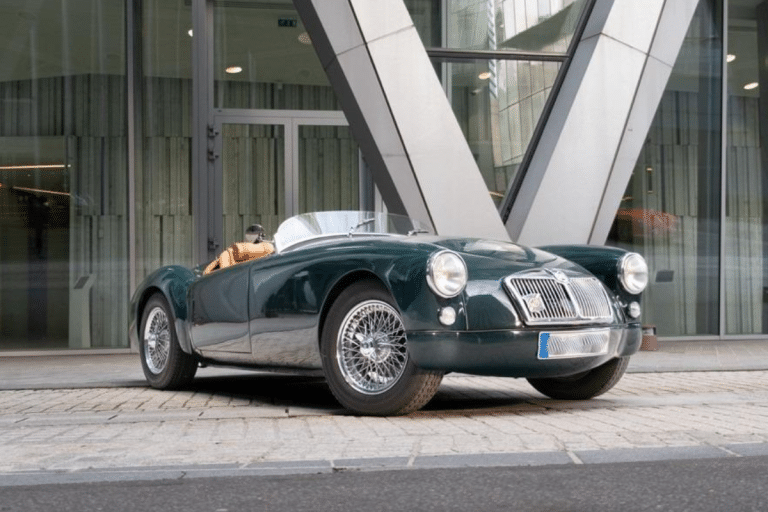 Restauration par Grips Garage, roues à rayons de 16 pouces et suspension améliorée : cette MG MGA est à vendre