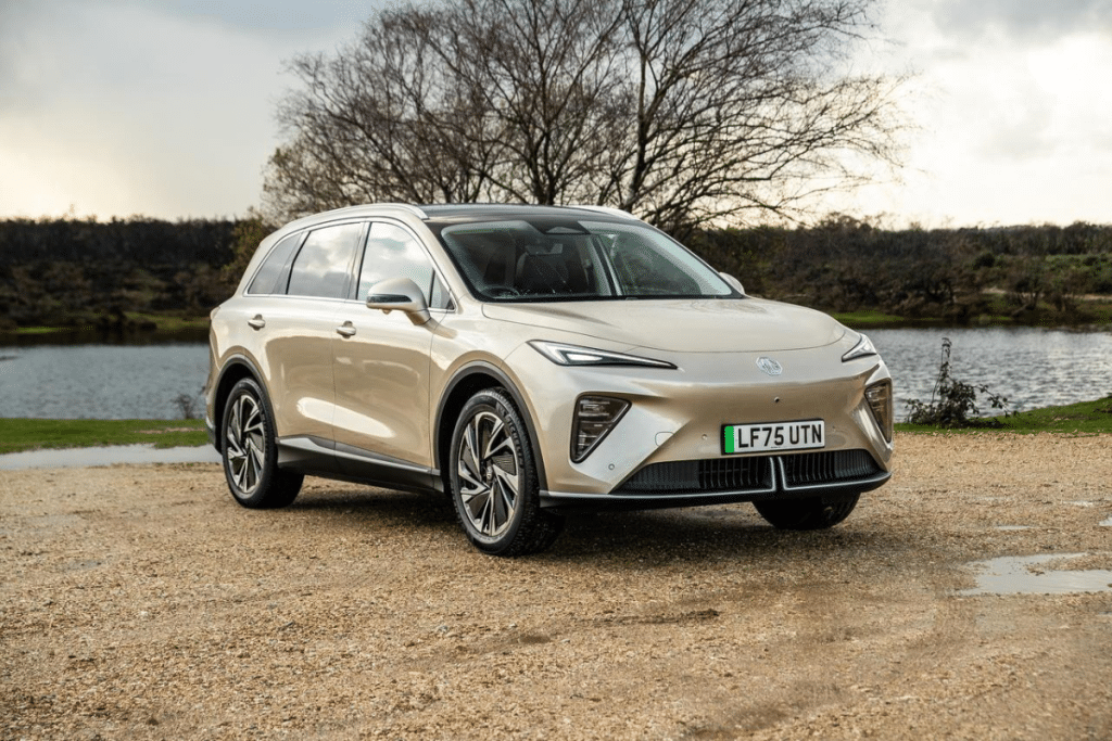 361 ch, transmission intégrale, 530 km d’autonomie : le MG S6 arrive sur le segment du RAV4