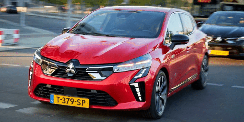 Moins de 25 000 € et un turbo essence : cette japonaise 2026 menace la Clio sur son propre terrain