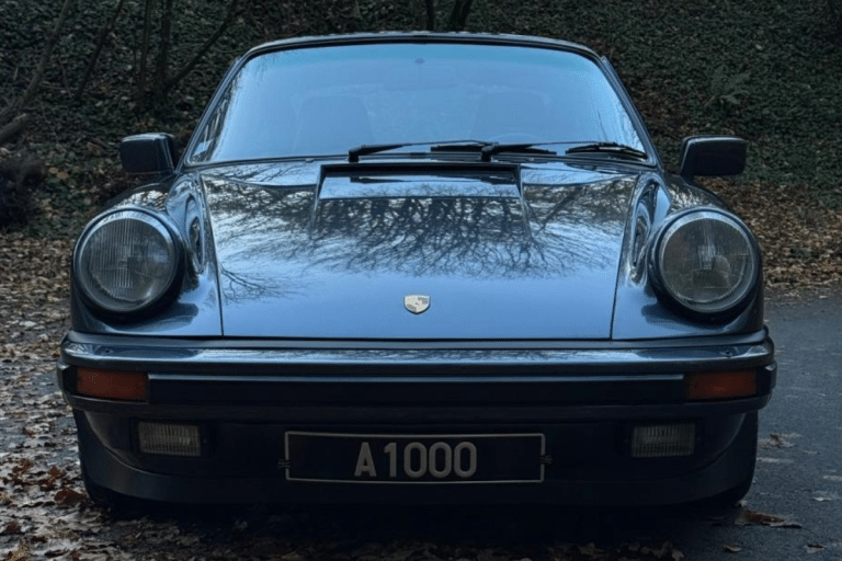 Livrée neuve en Allemagne, carnet d&rsquo;entretien à jour et performances sportives : cette Porsche 911 3.2 est à vendre