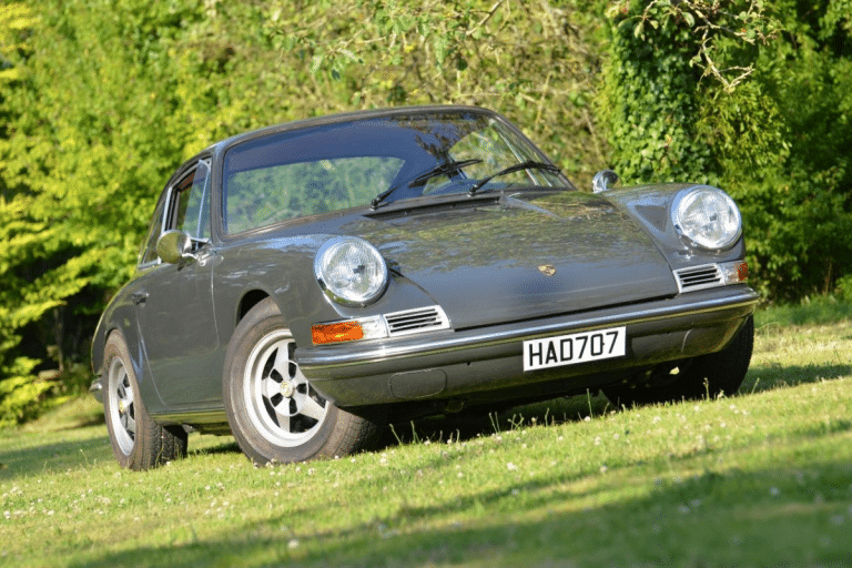 Gris slate, restauration intégrale et intérieur rouge : cette Porsche 912 Coupé de 1968 est à vendre