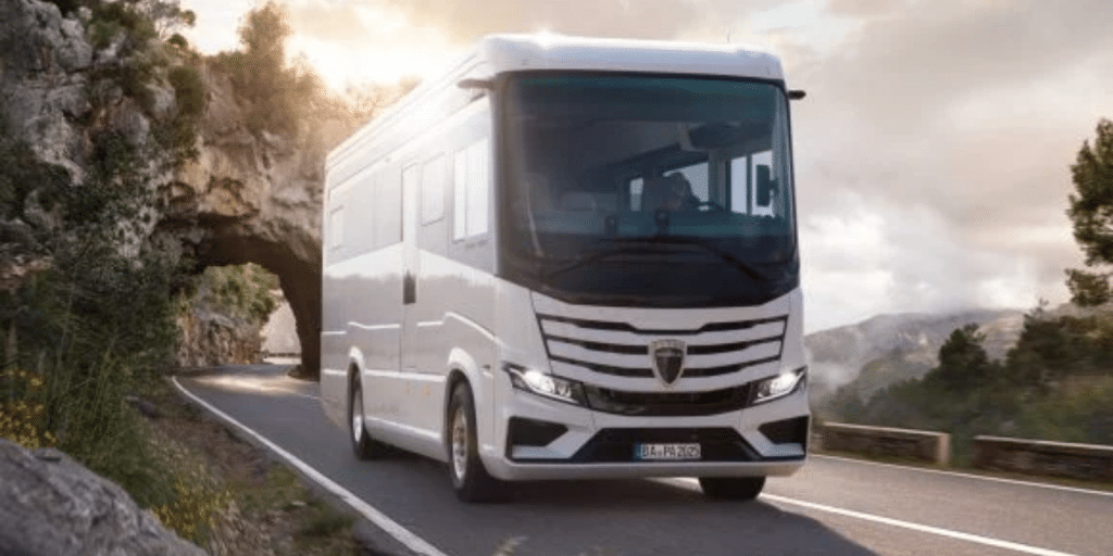 Salon panoramique, cuisine, lit king size… ce camping-car à 540 000 € a tout d’un palace roulant