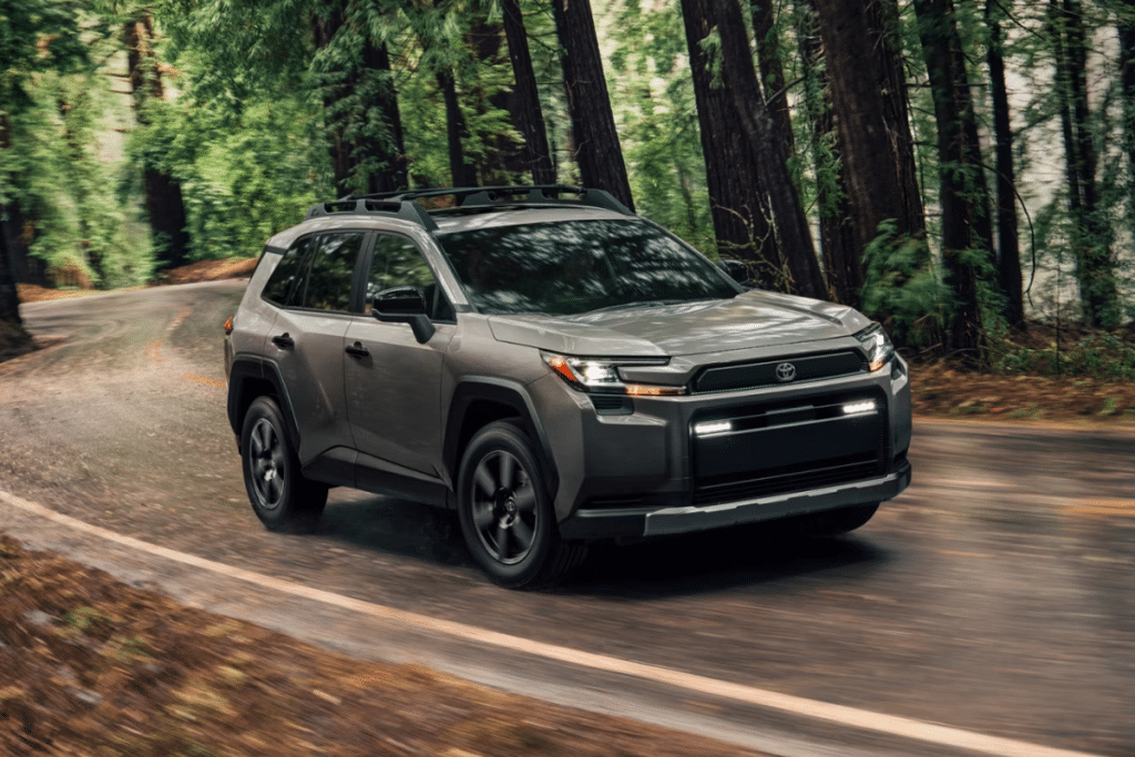 Un prix trop élevé et une offre 4x4 incomplète : Toyota passe à côté du vrai potentiel du RAV4 en France