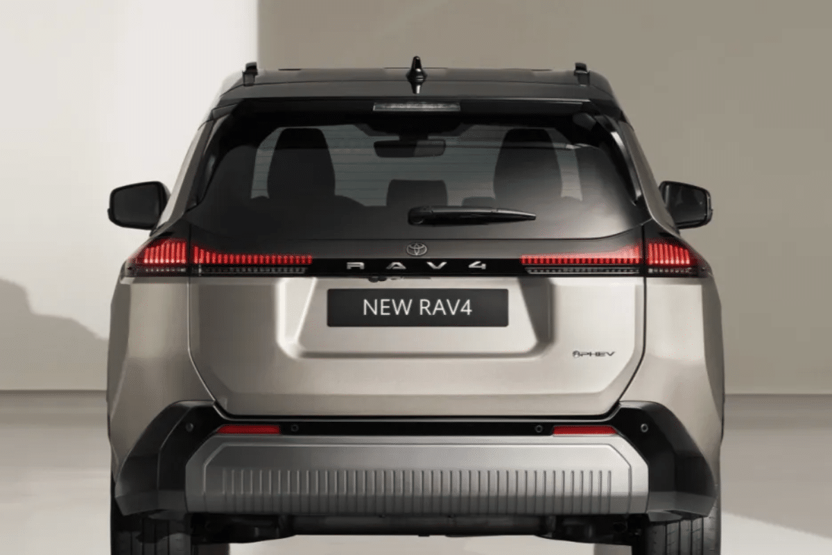 Toyota RAV4 hybride 2026 vue de derrière