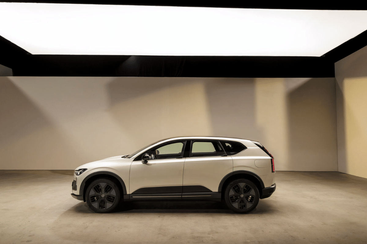 Volvo EX60 Cross Country vu de profil