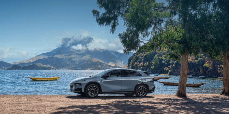 Recharge en 12 minutes, 1 700 km d’autonomie : le SUV XPeng G7 EREV est-il imbattable ?