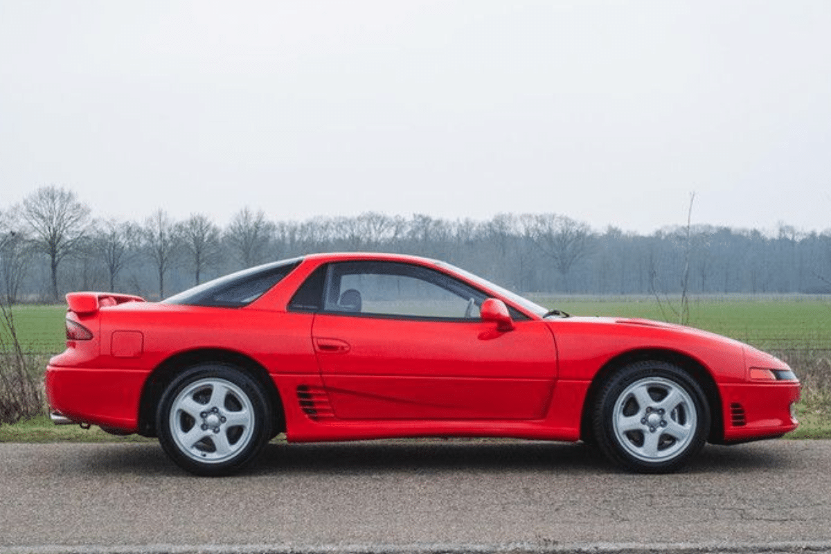 1992 Mitsubishi 3000 GT 3.0 V6 6900 km New con vue de profil