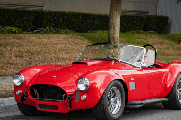 Rouge FAM, V8 Ford 450 ch et homologation FFVE : cette AC Cobra UNIQUE 427SC de 1992 est à vendre