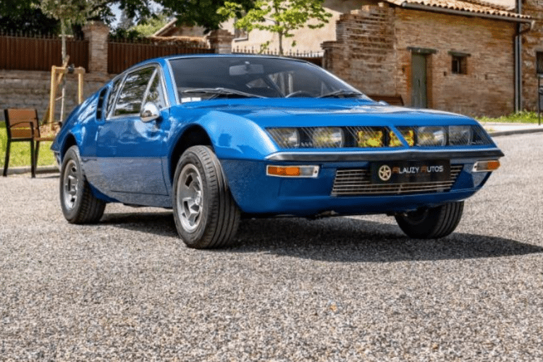 Berlinette sportive rare, allure dynamique et héritage de compétition : cette Alpine A310 de 1971 est à vendre