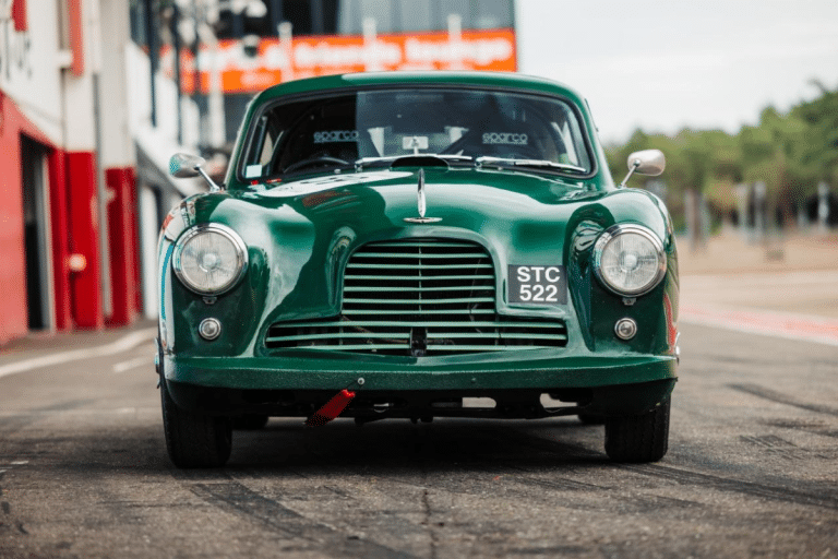 Éligibilité à la Mille Miglia, design Frank Feeley et performances de compétition : cette Aston Martin à vendre