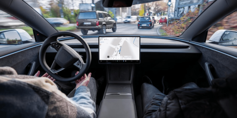 Robotaxis, abonnements, IA : le virage radical de Tesla en 2026
