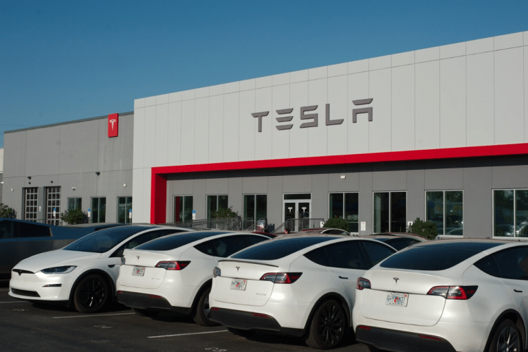 Les ventes auto chutent de 15 % en février, sauf Tesla qui bondit de 55 %