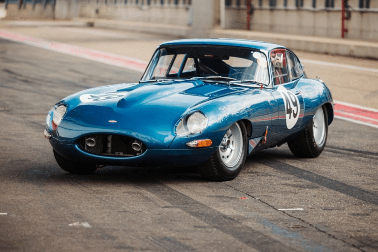 Performance de 340 ch, certificat FIA HTP et éligibilité pour Le Mans Classic : cette Jaguar est à vendre