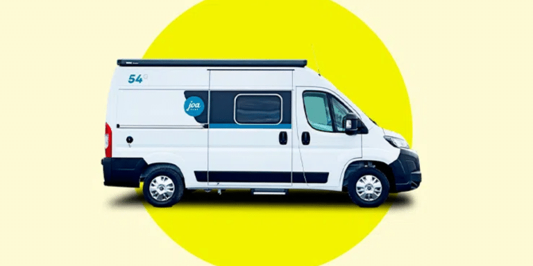 Ce petit van qui propose un couchage duo, une cuisine et une salle de bains à prix mini