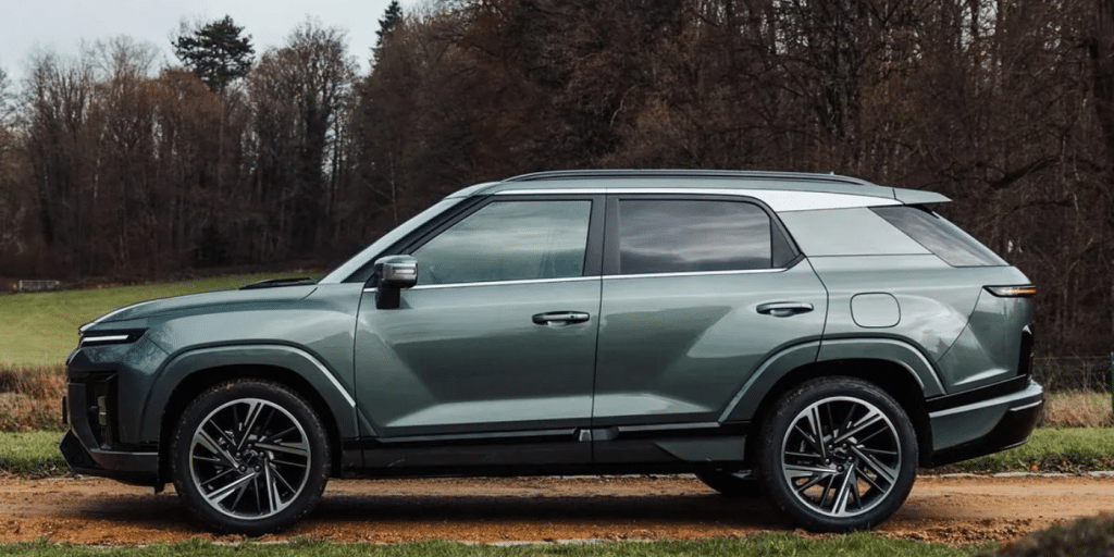 204 ch, jantes 20 pouces et prix plancher : ce SUV hybride défie la tendance premium