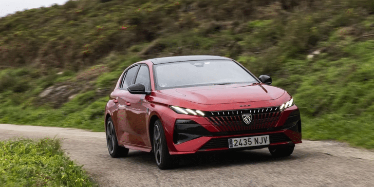 Oubliez la Golf : la Peugeot 308 relance le diesel et promet plus de 1 000 km sans passer à la pompe