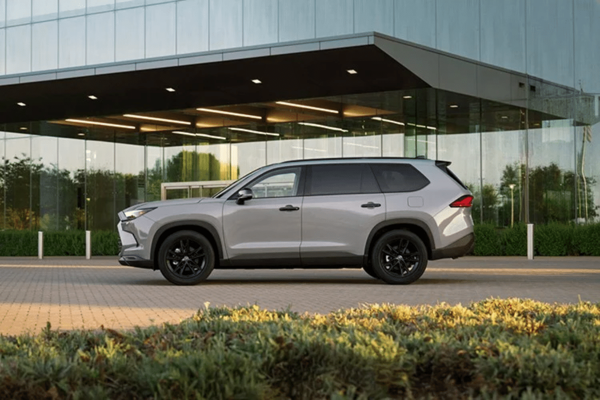 Toyota Grand Highlander vu de profil