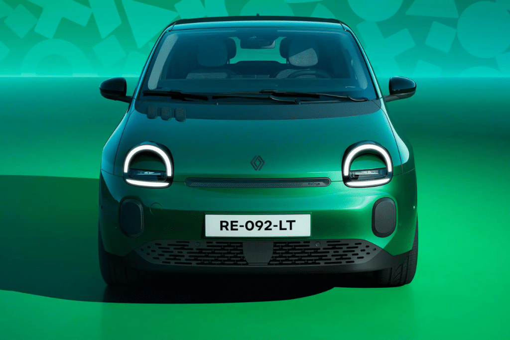 La Twingo électrique à 99 € par mois pose une question : à 12 420 € comptant pour les plus modestes, la location est-elle vraiment le bon calcul ?
