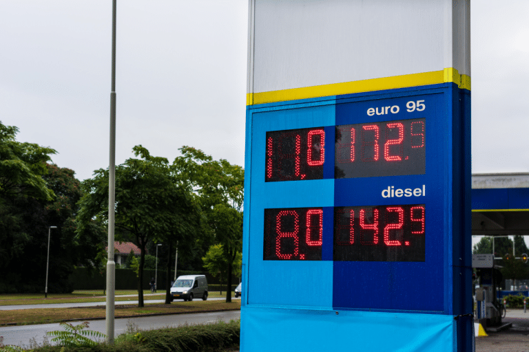 Carburant : cette astuce simple pour trouver les stations les moins chères