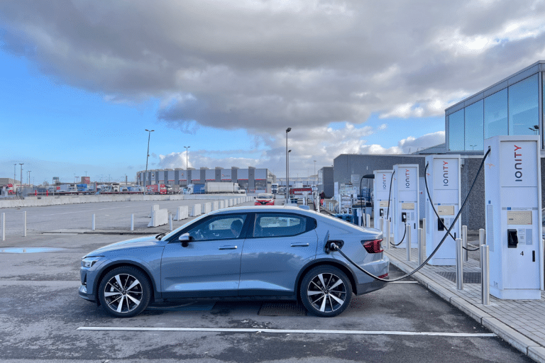 Carburant : face à la hausse des prix, les Français se ruent vers l’électrique