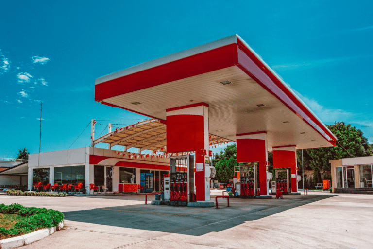 Carburant : pourquoi de plus en plus de Français vont faire le plein en Belgique