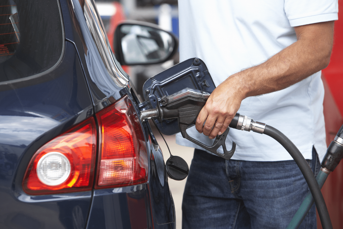 Mettre du carburant dans la voiture