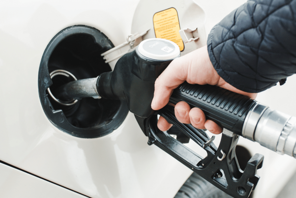 Carburant : face au risque de pénurie, le gouvernement autorise un diesel hors normes