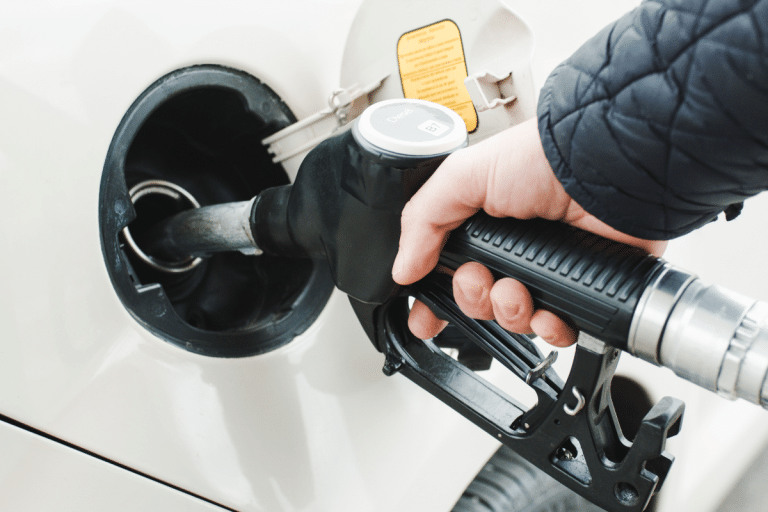 Carburant : face au risque de pénurie, le gouvernement autorise un diesel hors normes