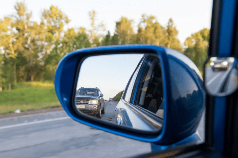 Peut-on dépasser la vitesse pour doubler ? Ce que dit vraiment le Code de la route