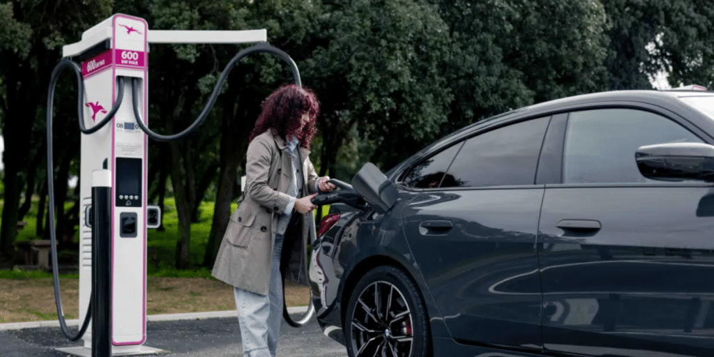 Carburant à plus de 2 € : combien pouvez-vous vraiment économiser avec une voiture électrique ?