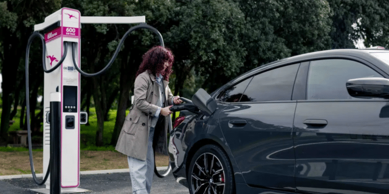 Carburant à plus de 2 € : combien pouvez-vous vraiment économiser avec une voiture électrique ?