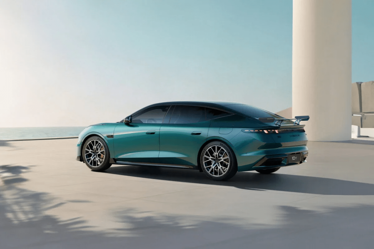 Lynk & Co 10+ vu de profil