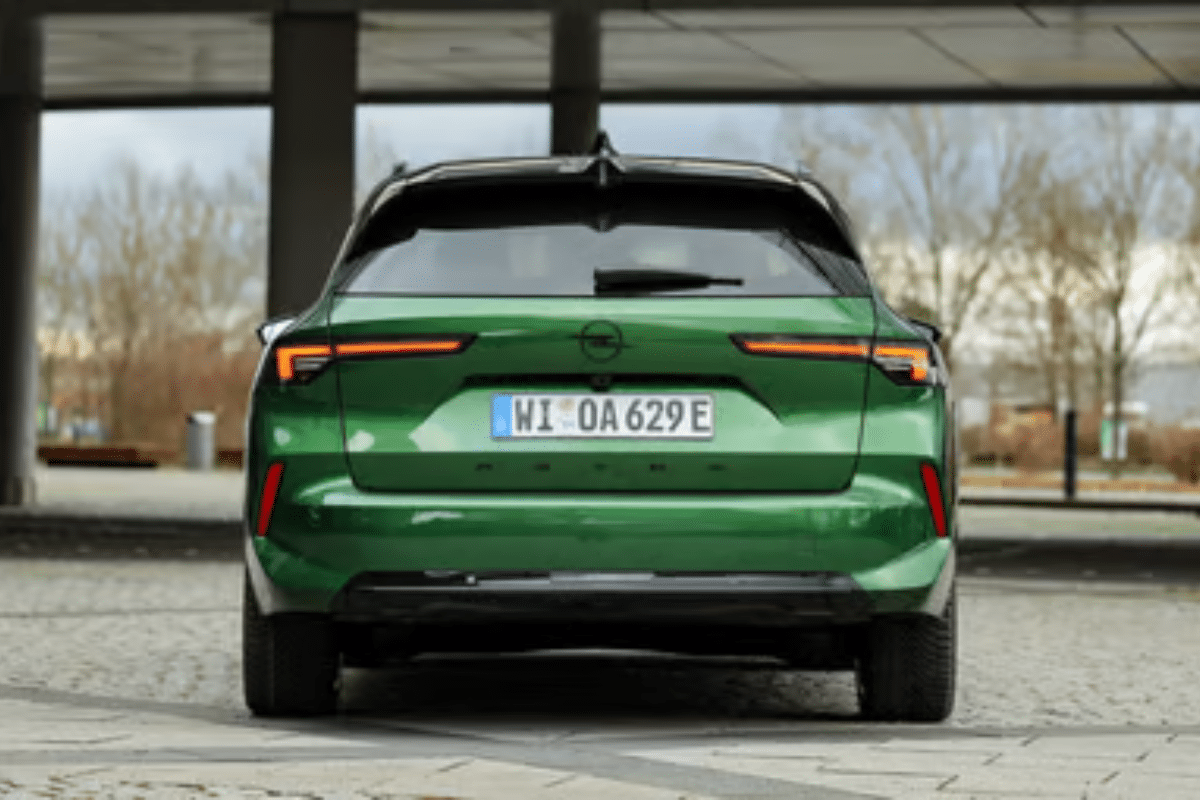 Opel Astra Sports Tourer Electric vue de derrière