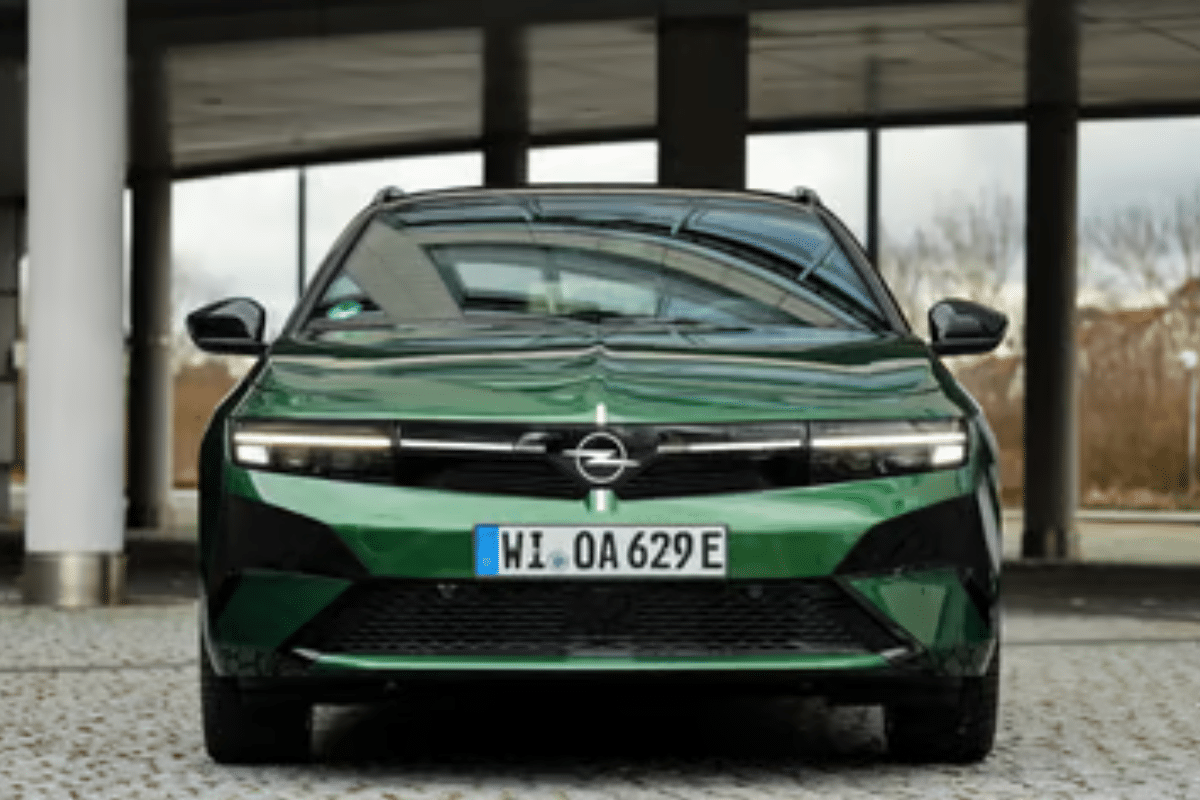 Opel Astra Sports Tourer Electric vue de face