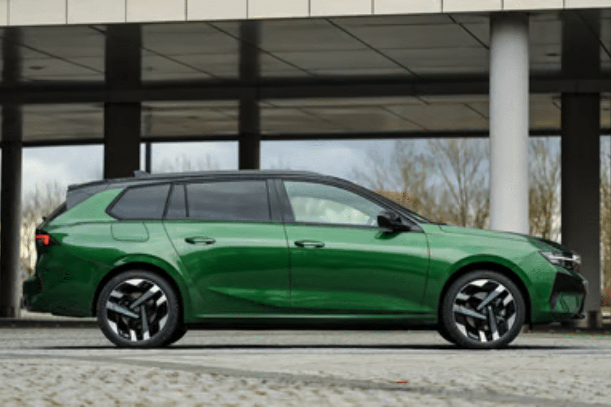 Opel Astra Sports Tourer Electric vue de profil